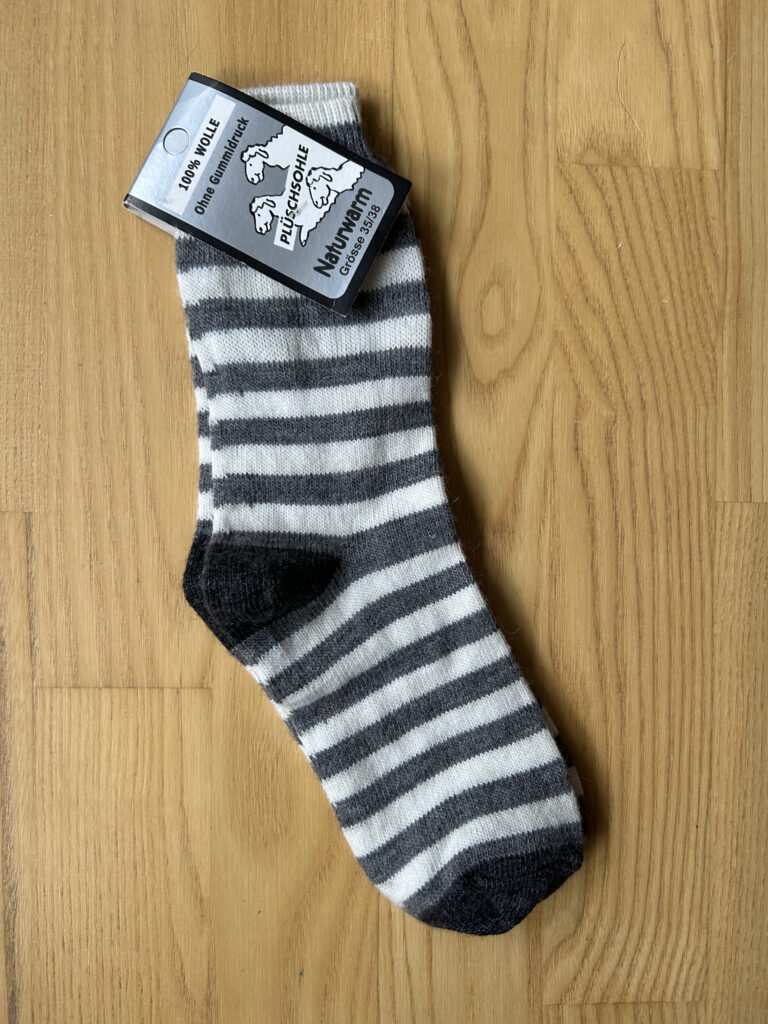 Her er et af de seks par sokker, som jeg købte i 2023. Dette par blev købt på et marked i Napoli.